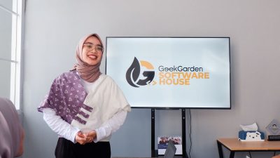 data utilization Tim GeekGarden Sedang Melakukan Presentasi TI
